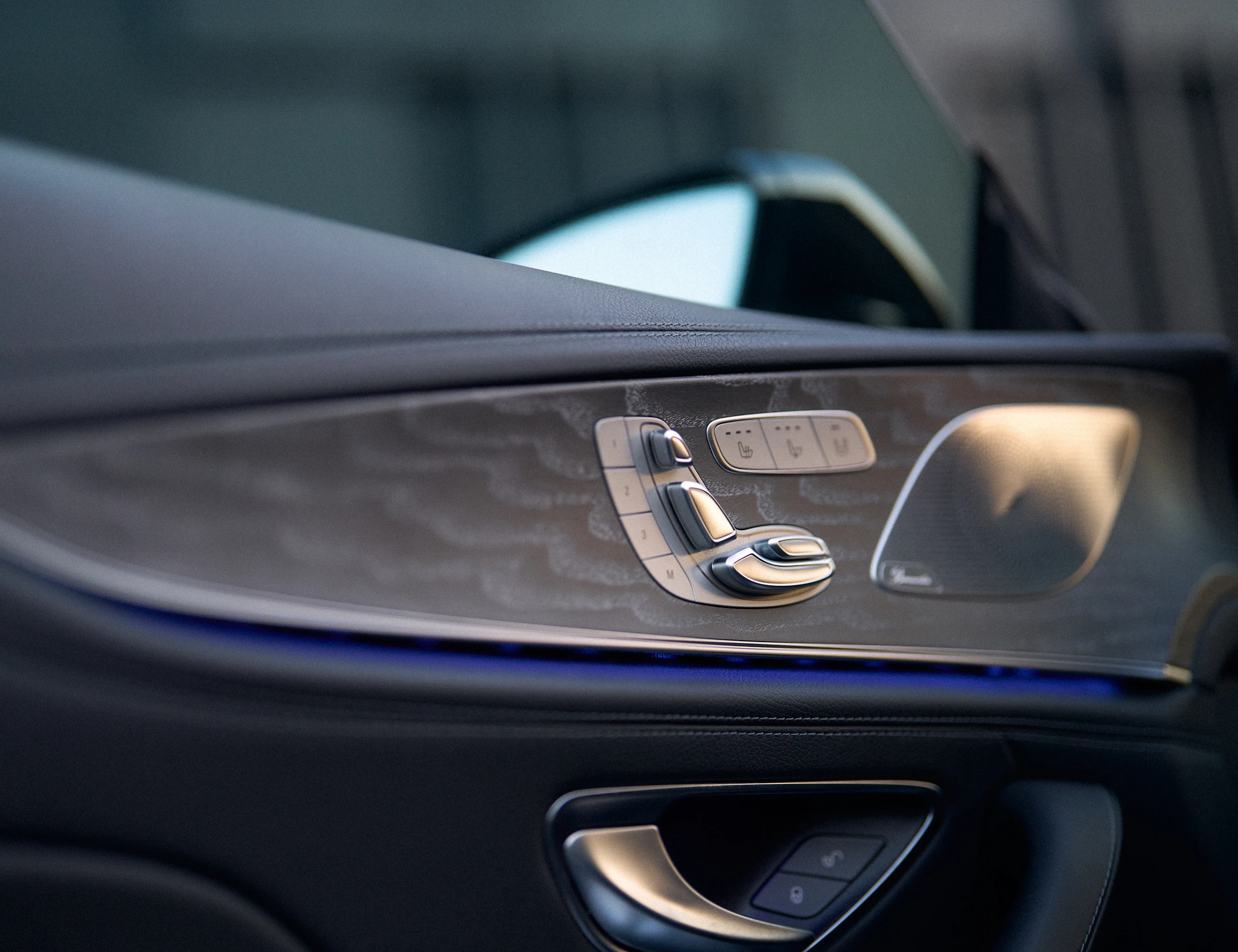 Sesja samochodu na sprzedaż - wnętrze - sterowanie fotelami  - detal
