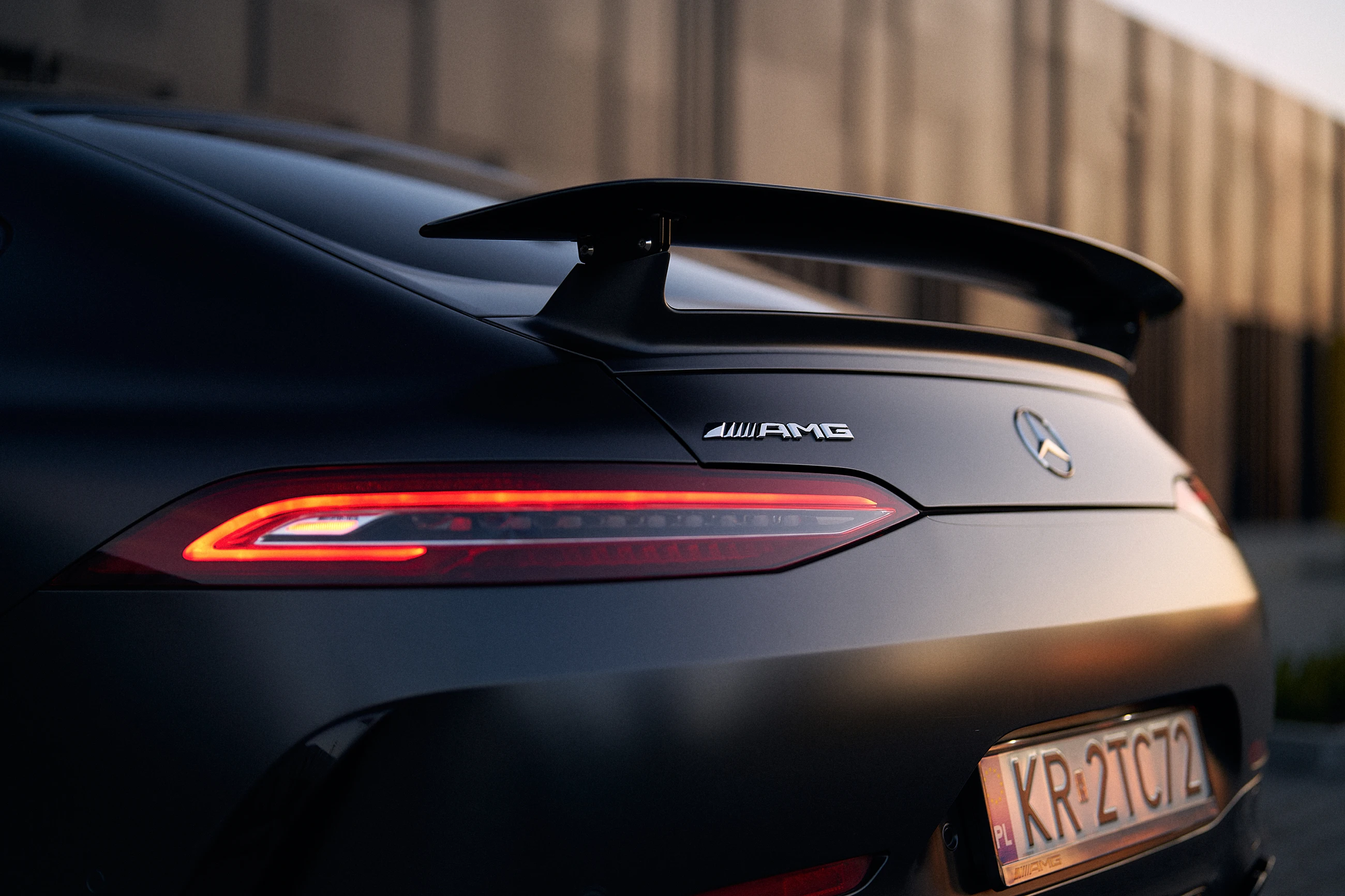 Sesja zdjęciowa samochodu na sprzedaż - detal - emblemat modelu